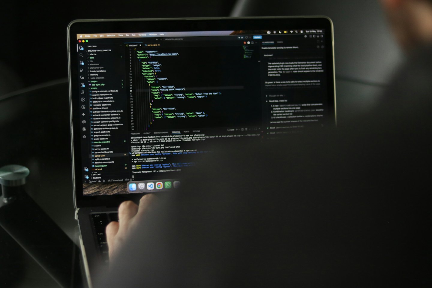 Mani che scrivono codice su una tastiera di laptop.